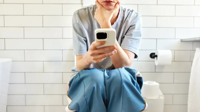Loo Scrolling: Study Links Smartphone Use on the Toilet to Higher Risk of Haemorrhoids
